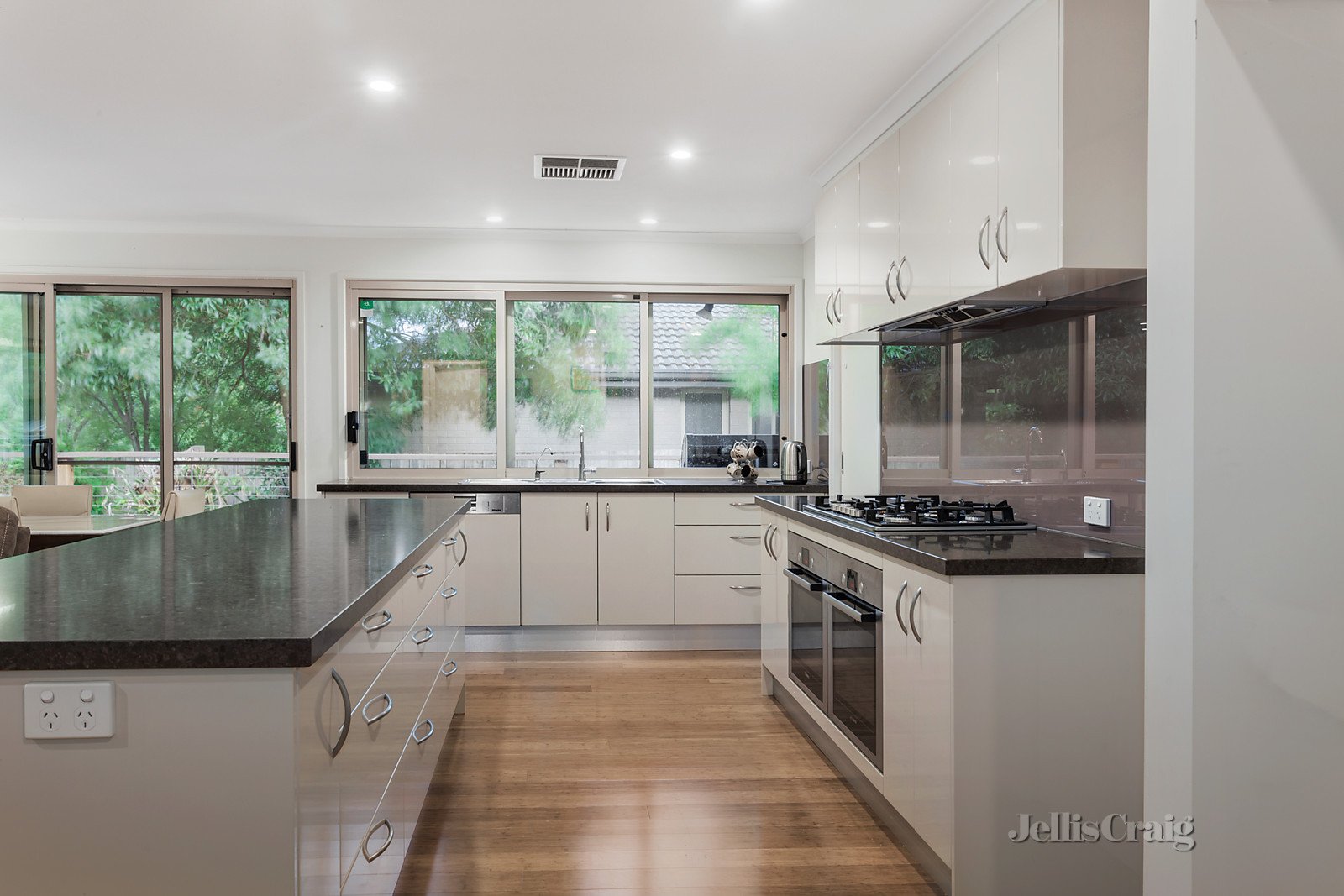 27 Lomond Drive, Glen Waverley image 3