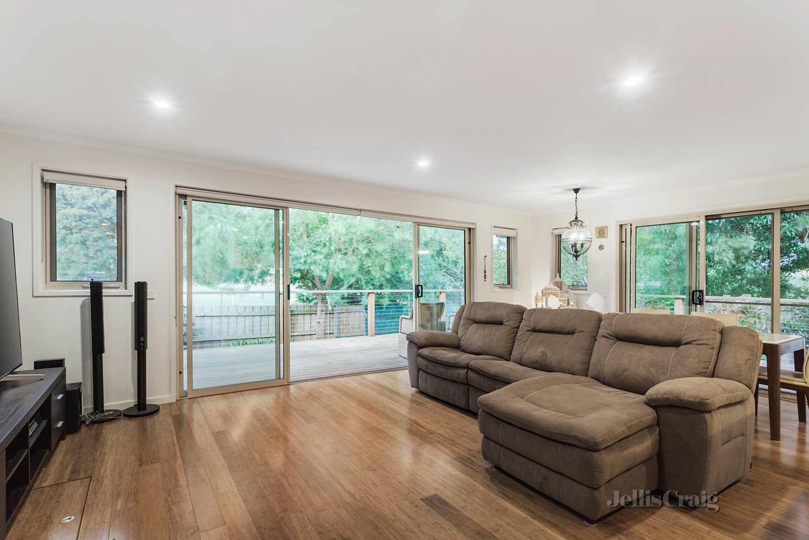 27 Lomond Drive, Glen Waverley image 4