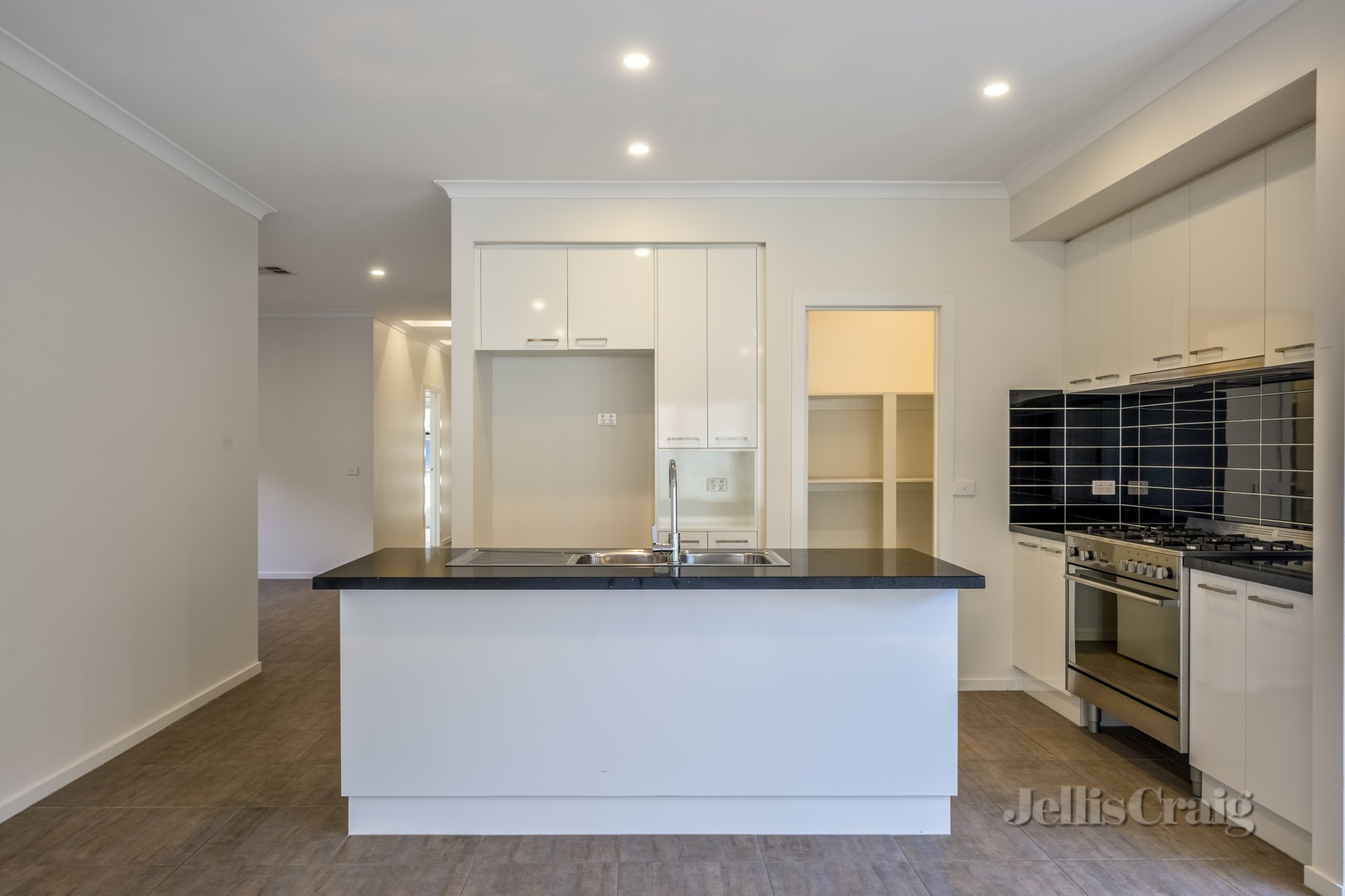 27 Manooka Road, Brookfield image 2