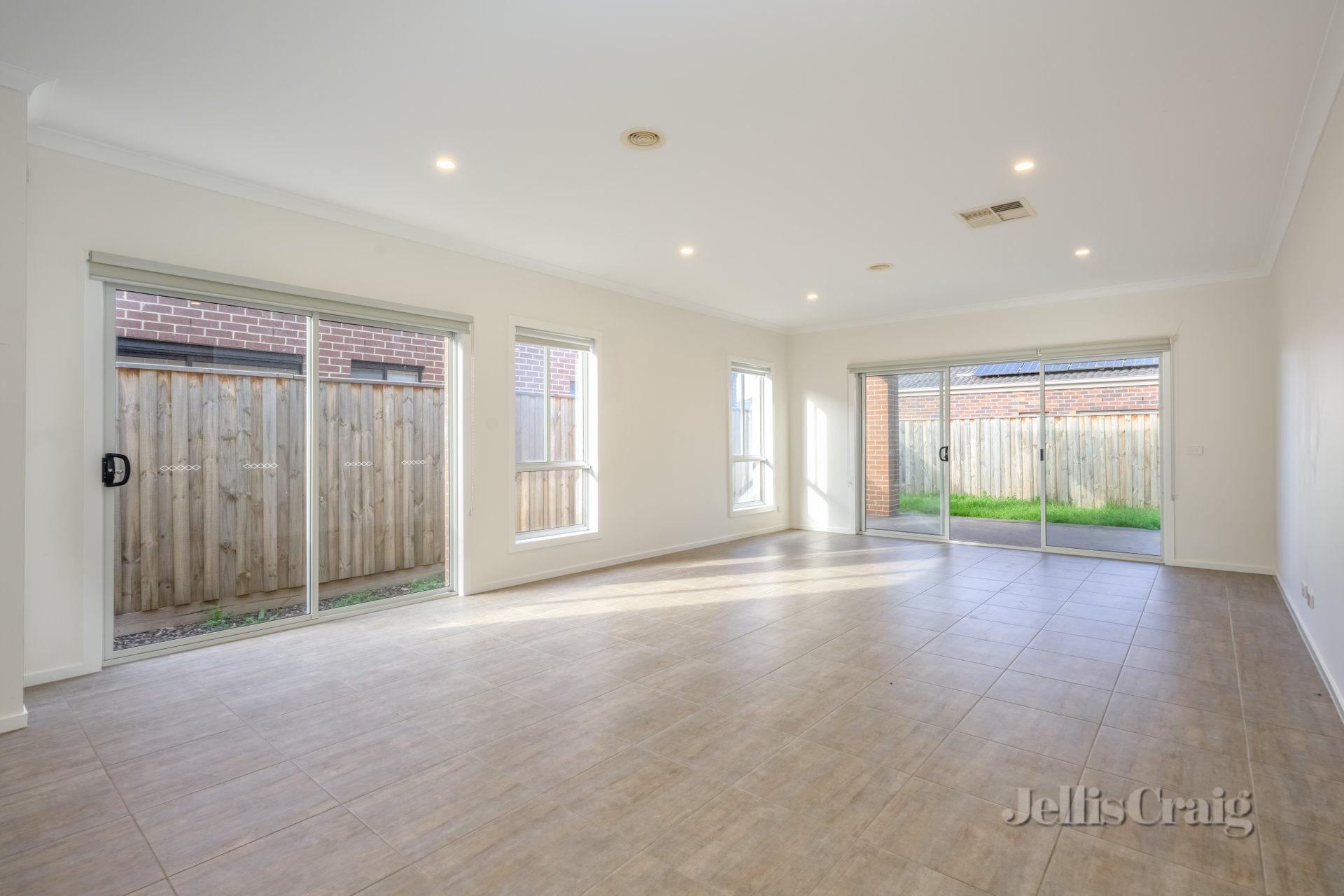 27 Manooka Road, Brookfield image 3