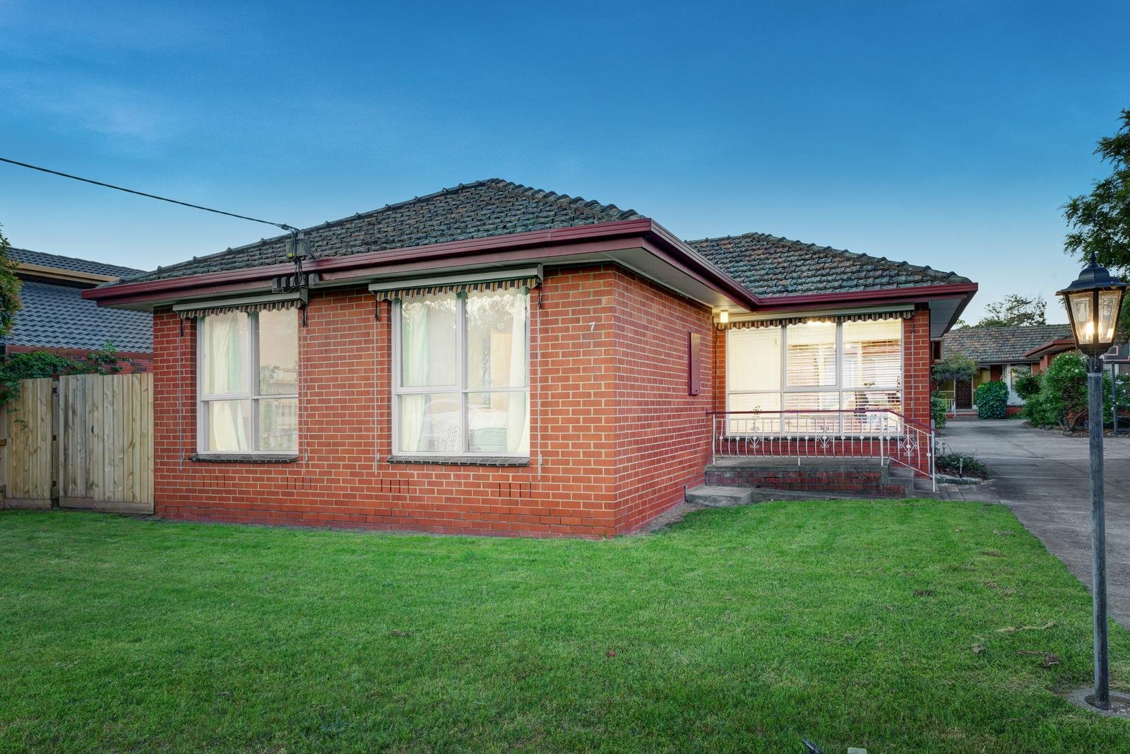 2/7 Oakleigh Road, Carnegie image 1