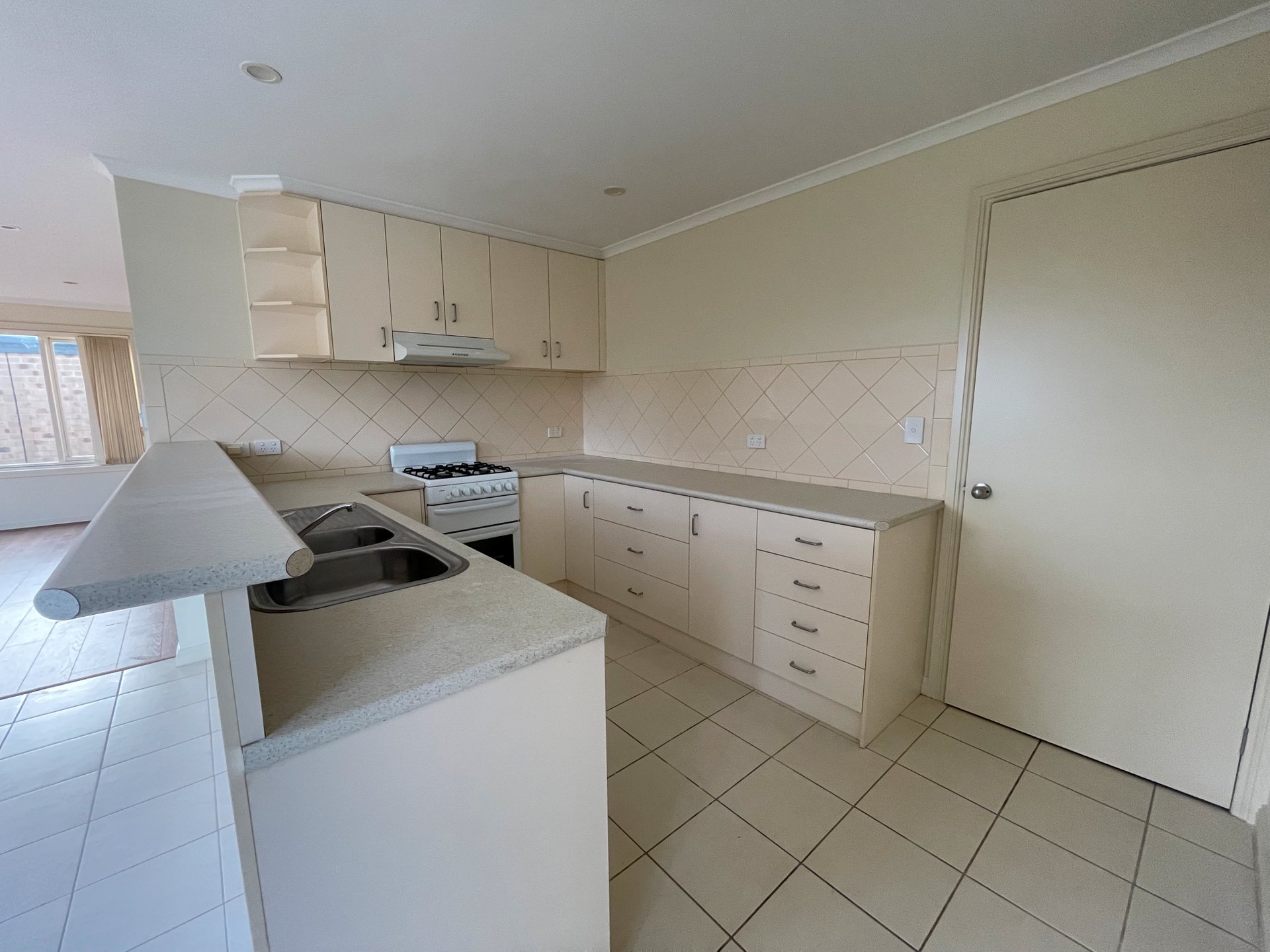 2/7 Park Lane, Bell Park image 3