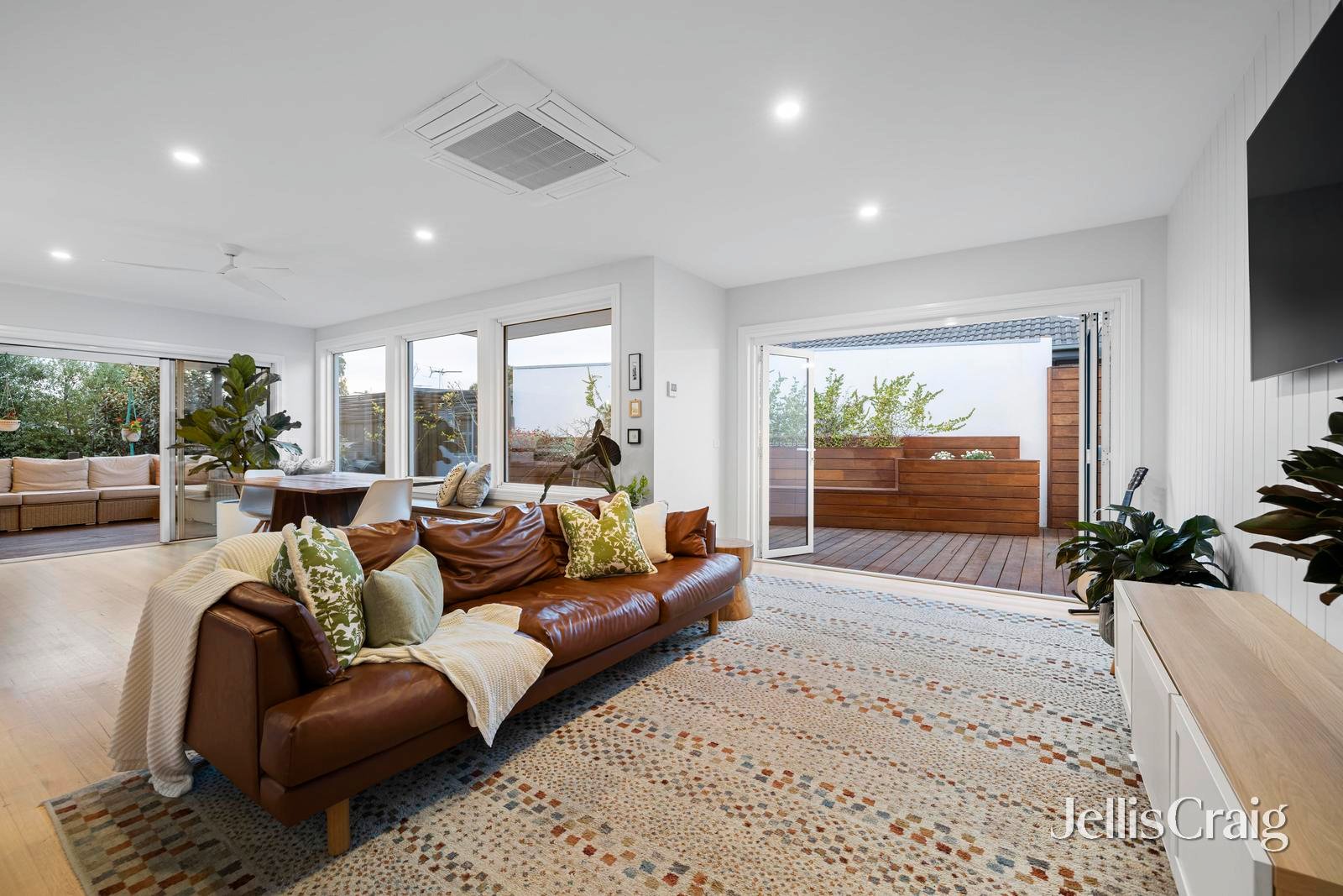 27 Pasadena Crescent, Bentleigh East image 3