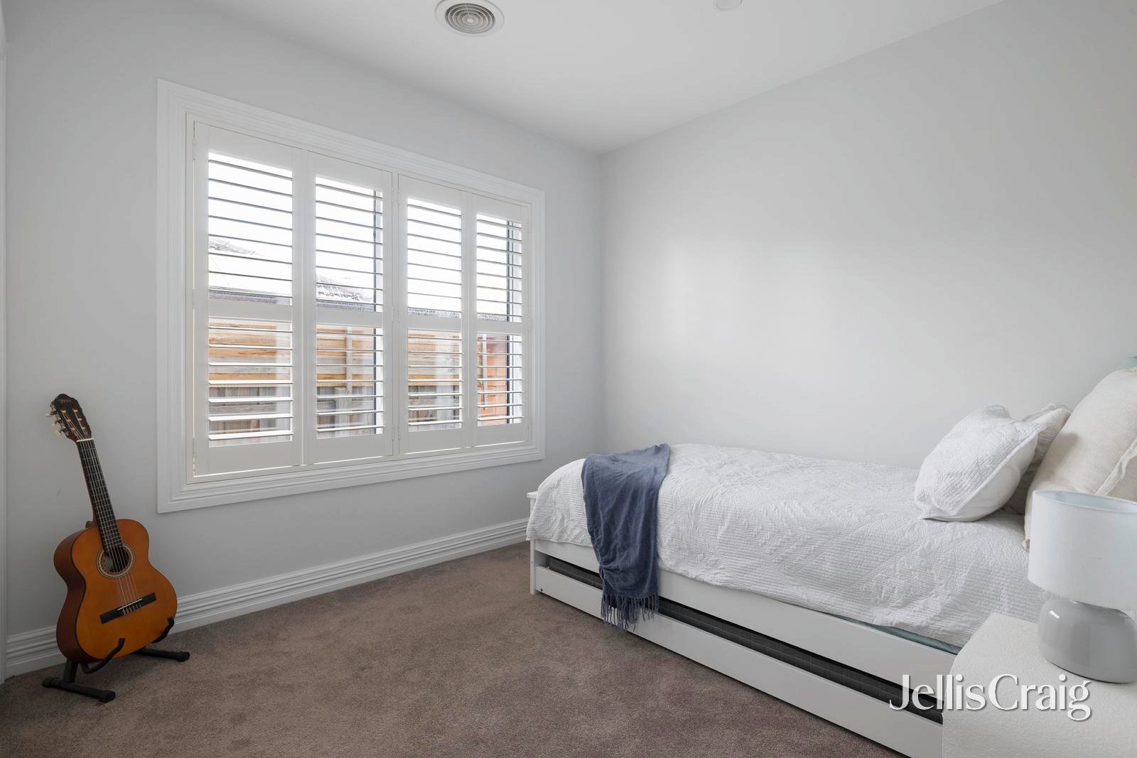 27 Pasadena Crescent, Bentleigh East image 12