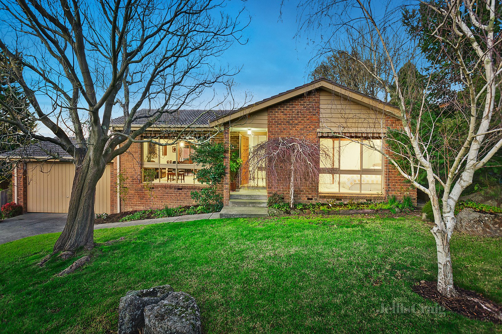27 Pine Hill Drive, Doncaster East image 1
