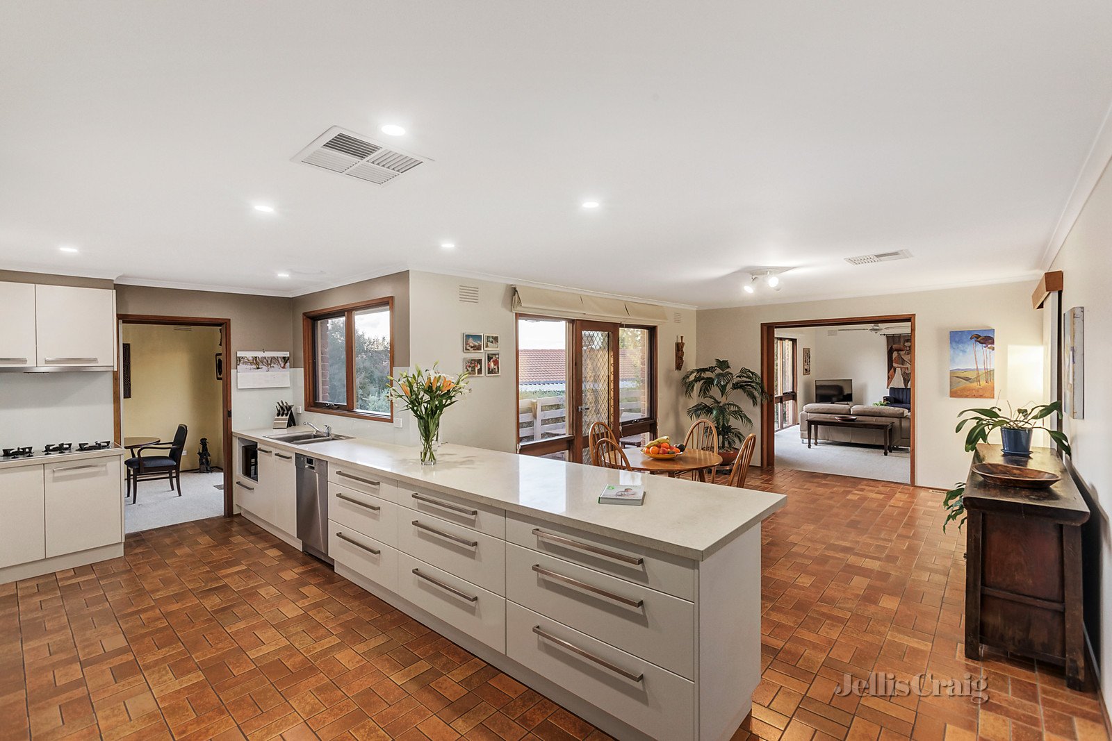 27 Pine Hill Drive, Doncaster East image 2