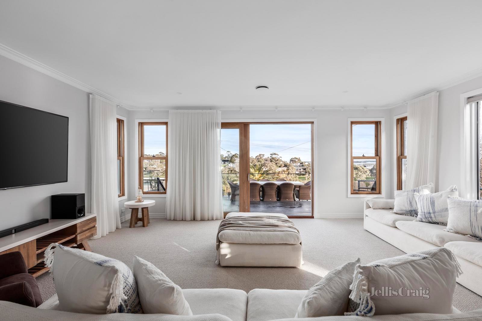 27 Riviera Crescent, Ocean Grove image 2