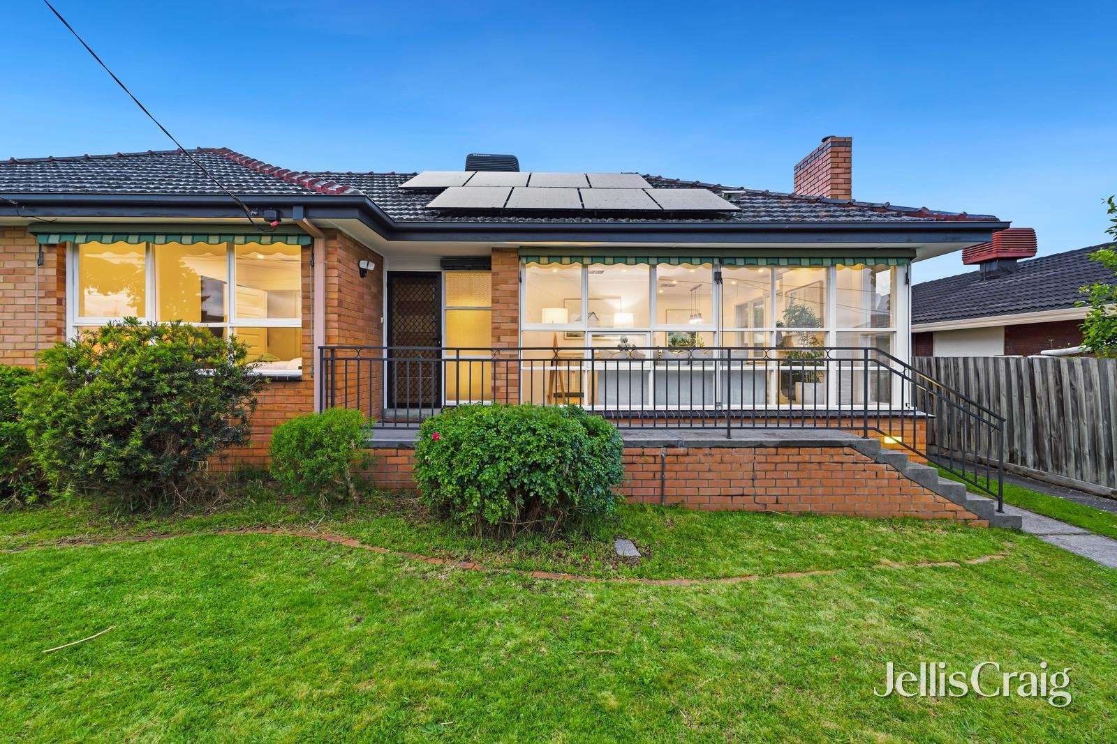 27 Robinlee Avenue, Burwood East image 1
