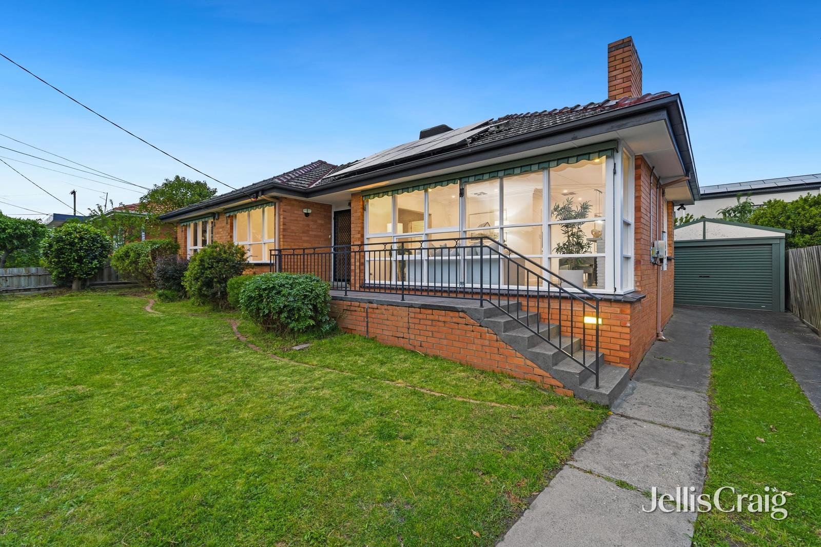27 Robinlee Avenue, Burwood East image 2