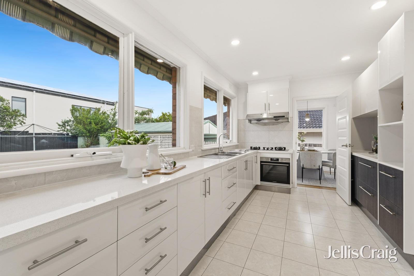 27 Robinlee Avenue, Burwood East image 4