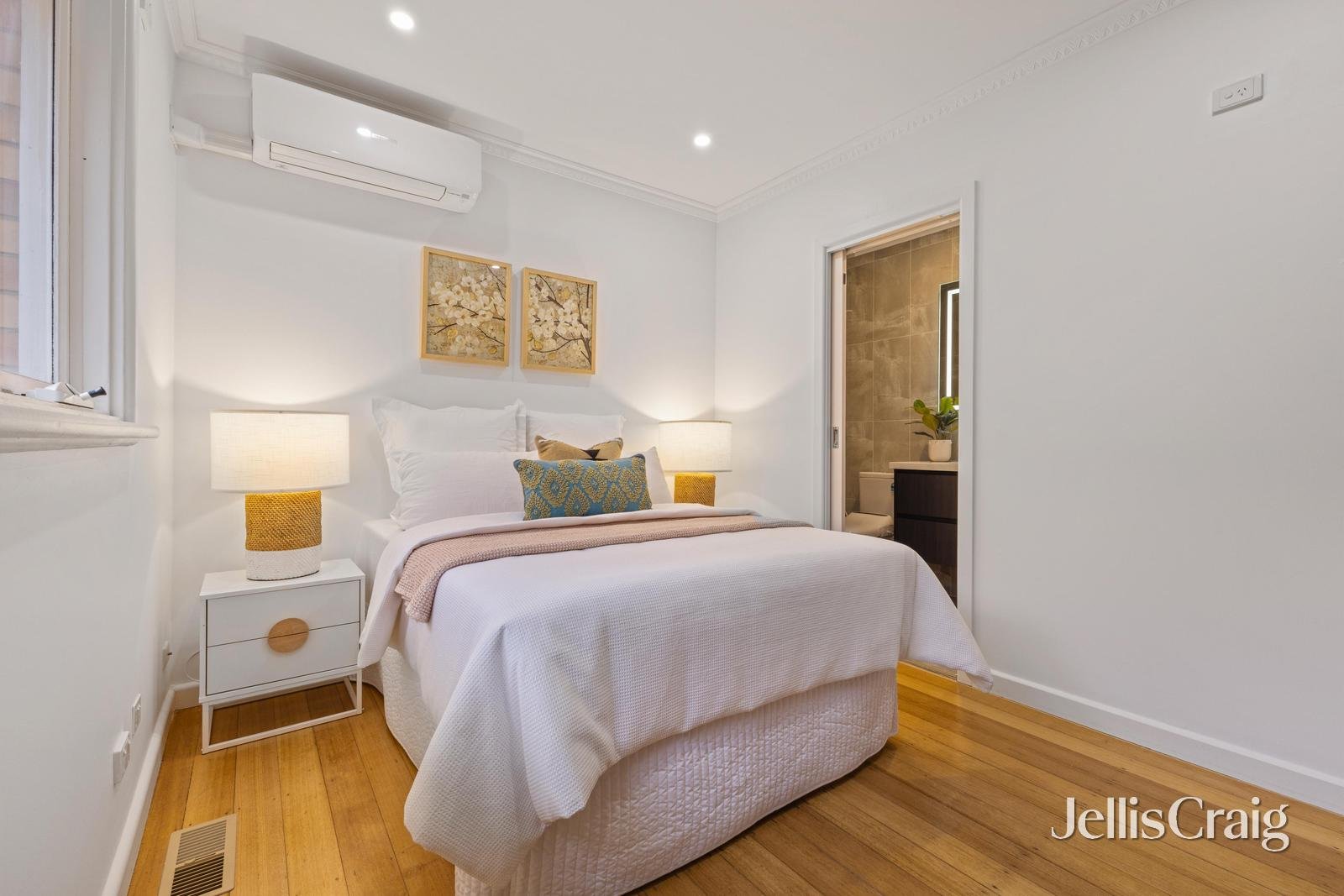 27 Robinlee Avenue, Burwood East image 6