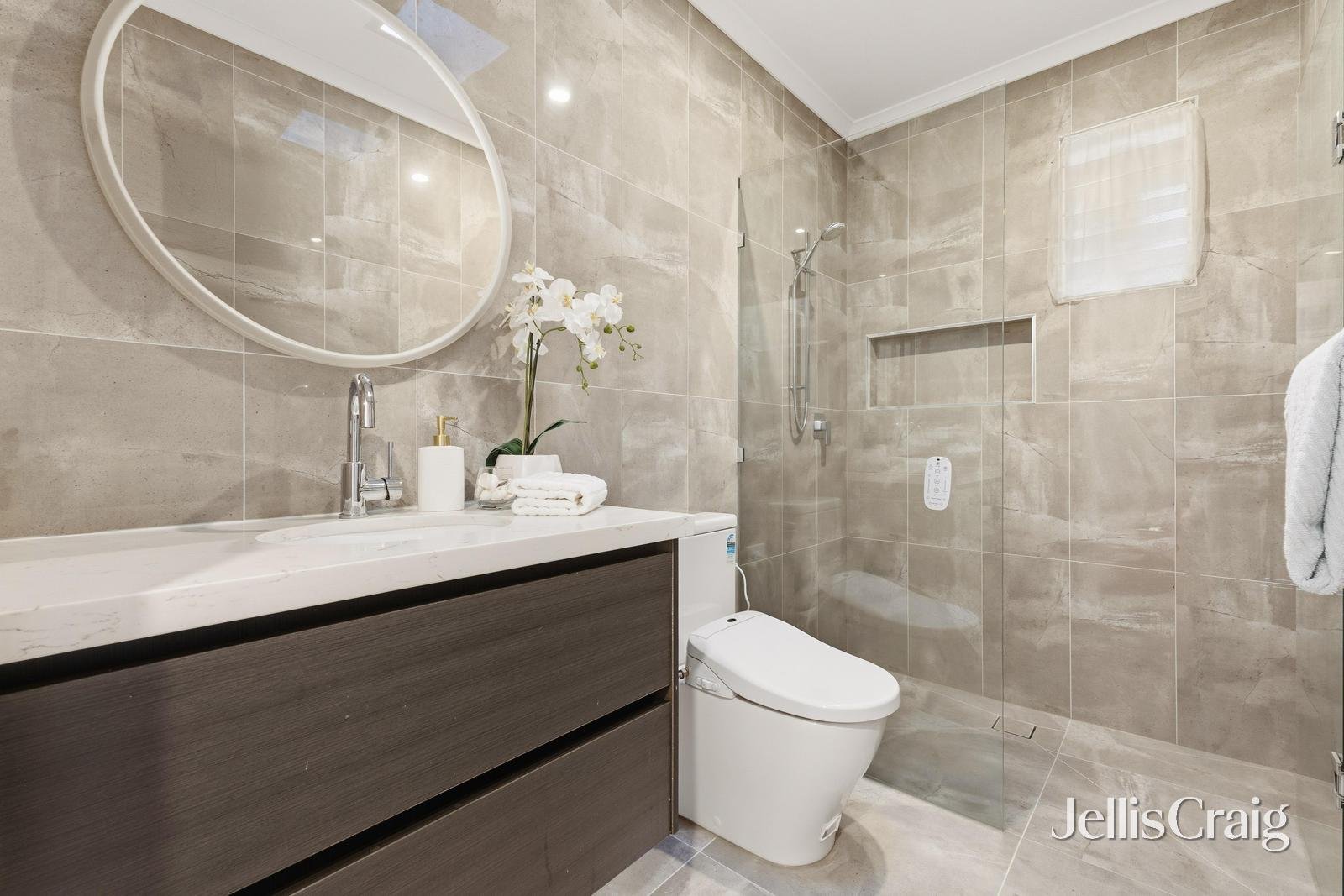 27 Robinlee Avenue, Burwood East image 7