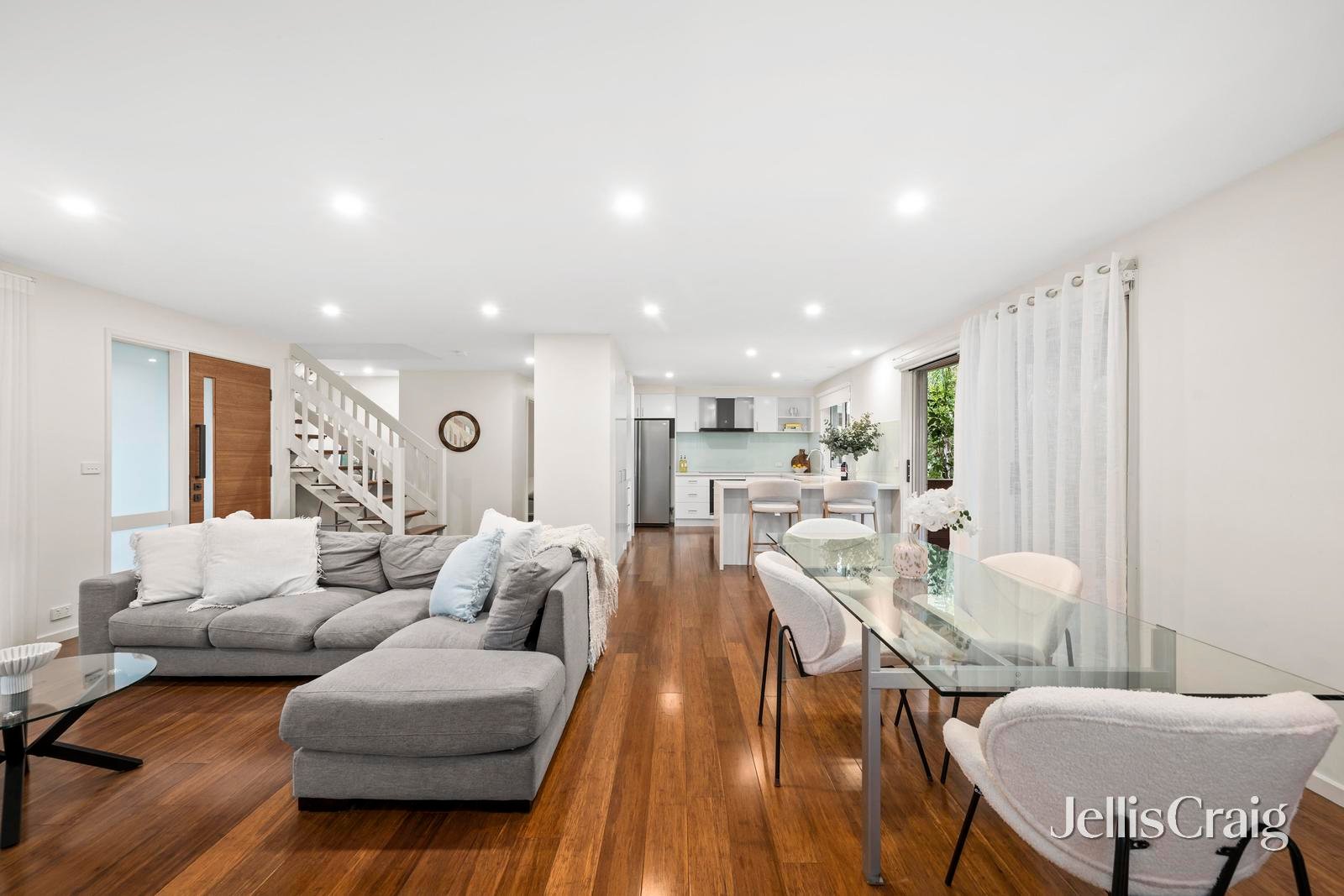27 Savanna Drive, Mooroolbark image 2