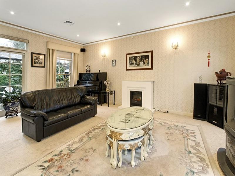 27 Stanley Grove, Canterbury image 2