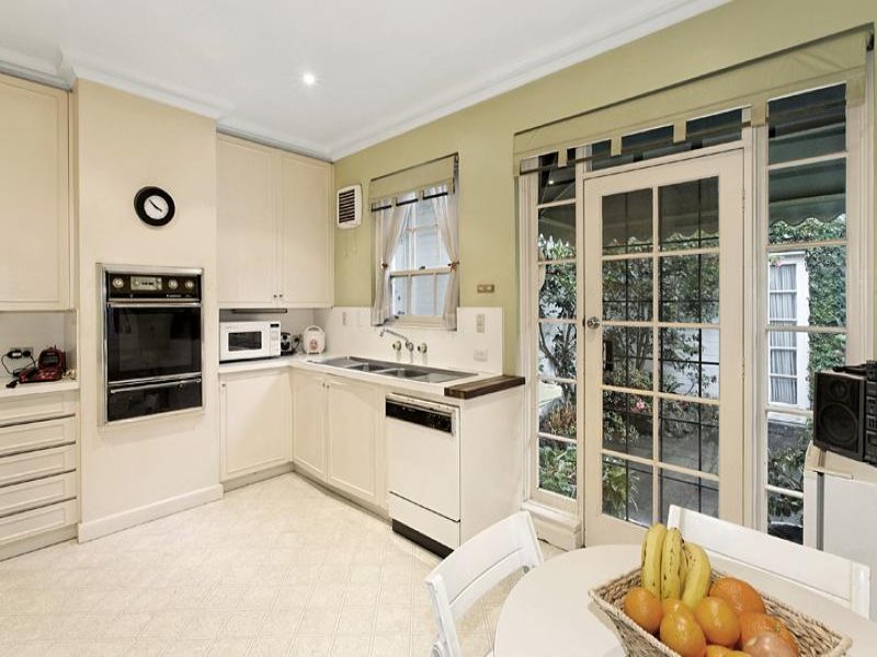 27 Stanley Grove, Canterbury image 4