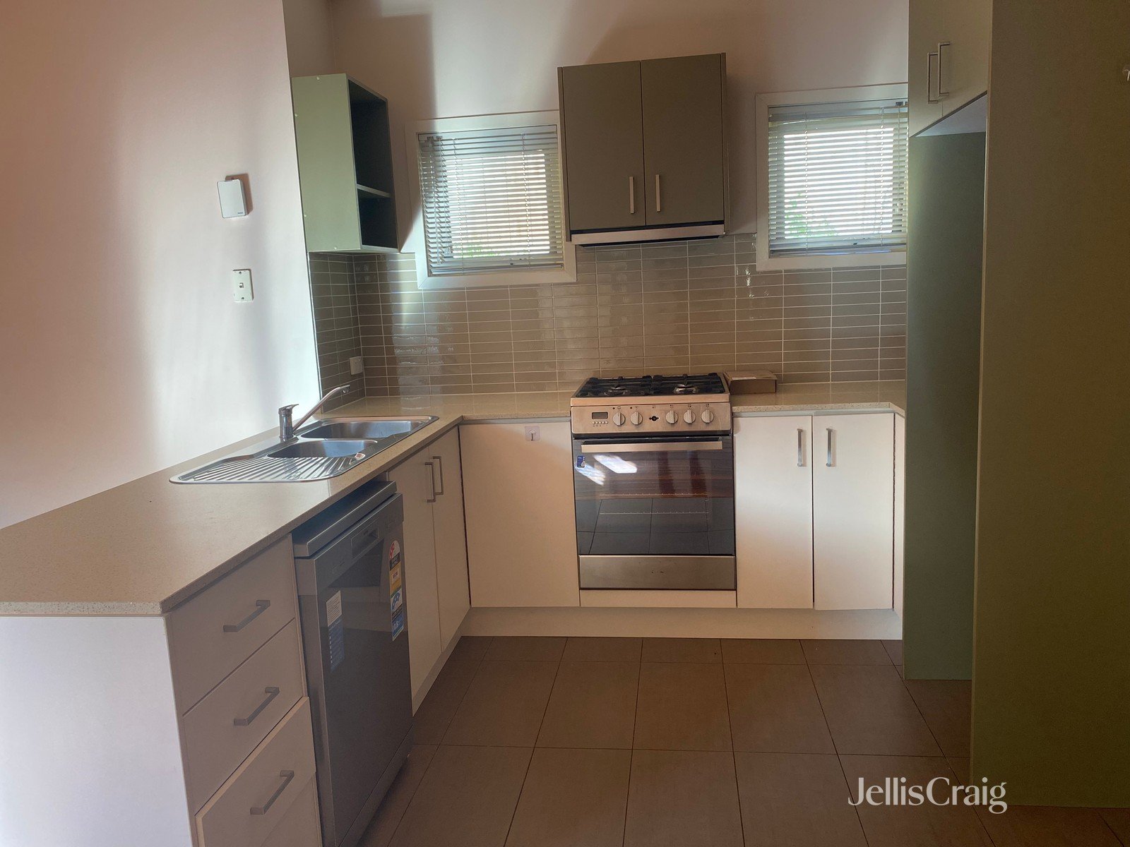 2/7 Strettle Street, Thornbury image 2