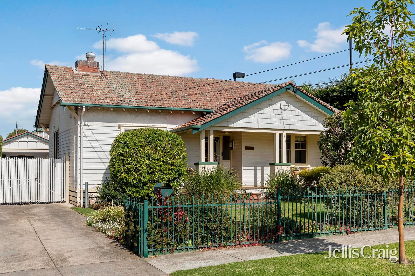 27 Tweedside Street, Essendon image 1