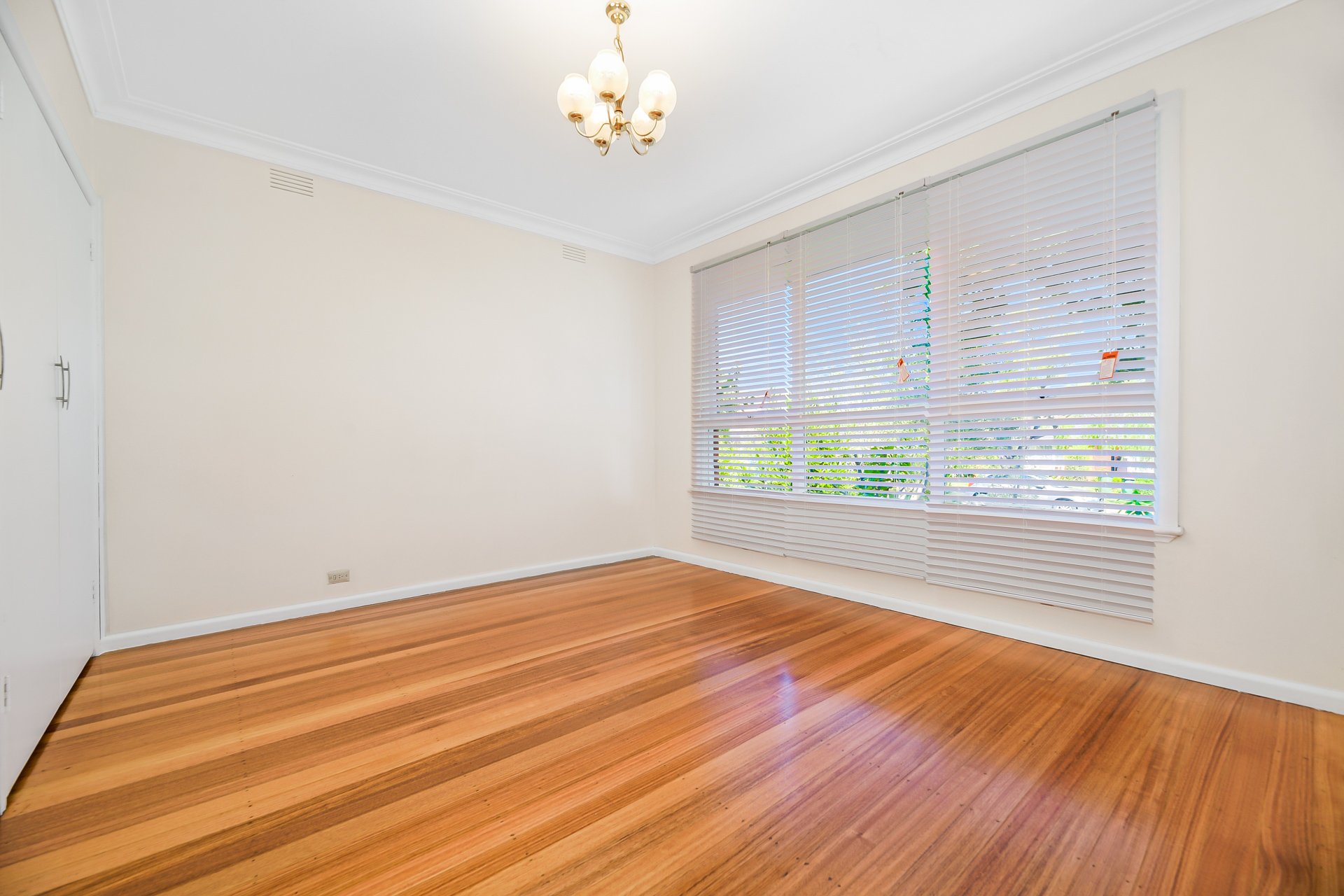 27 Viggers Parade, Glen Waverley image 4