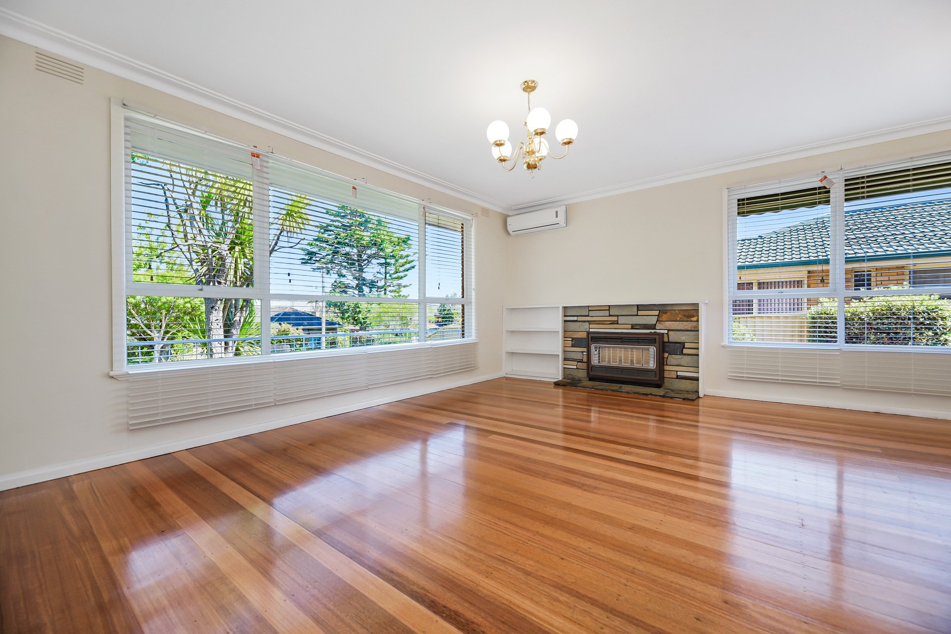 27 Viggers Parade, Glen Waverley image 2