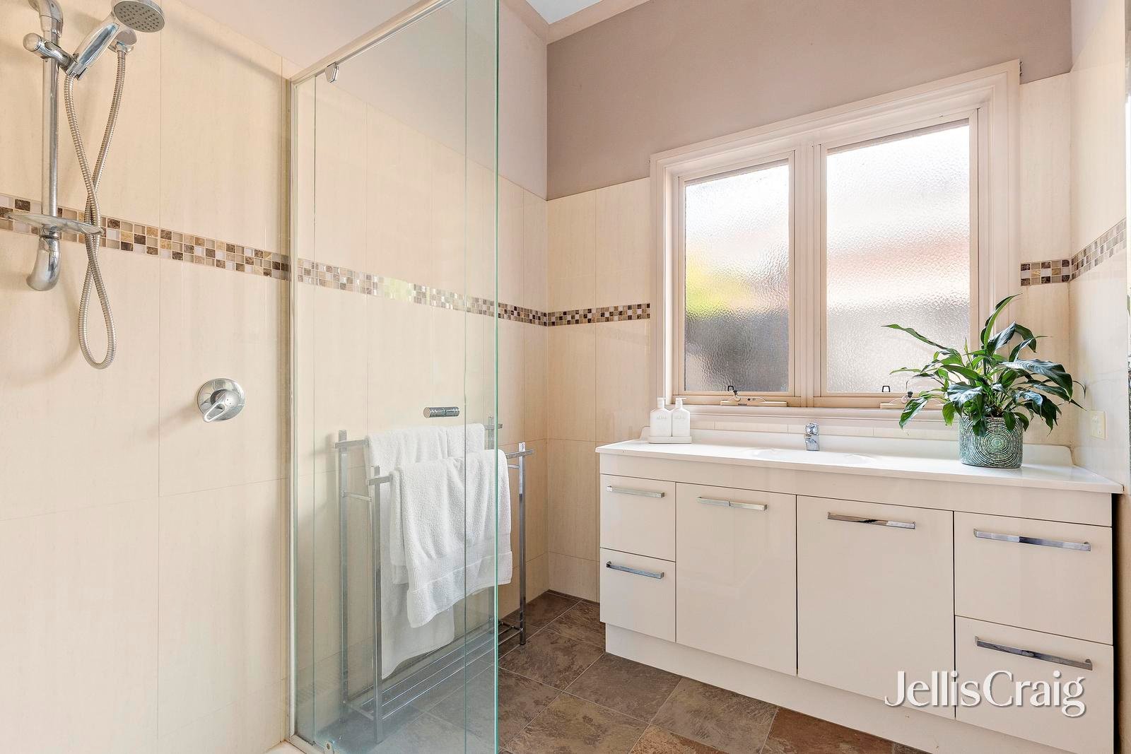 27 Wickham Grove, Strathmore image 7