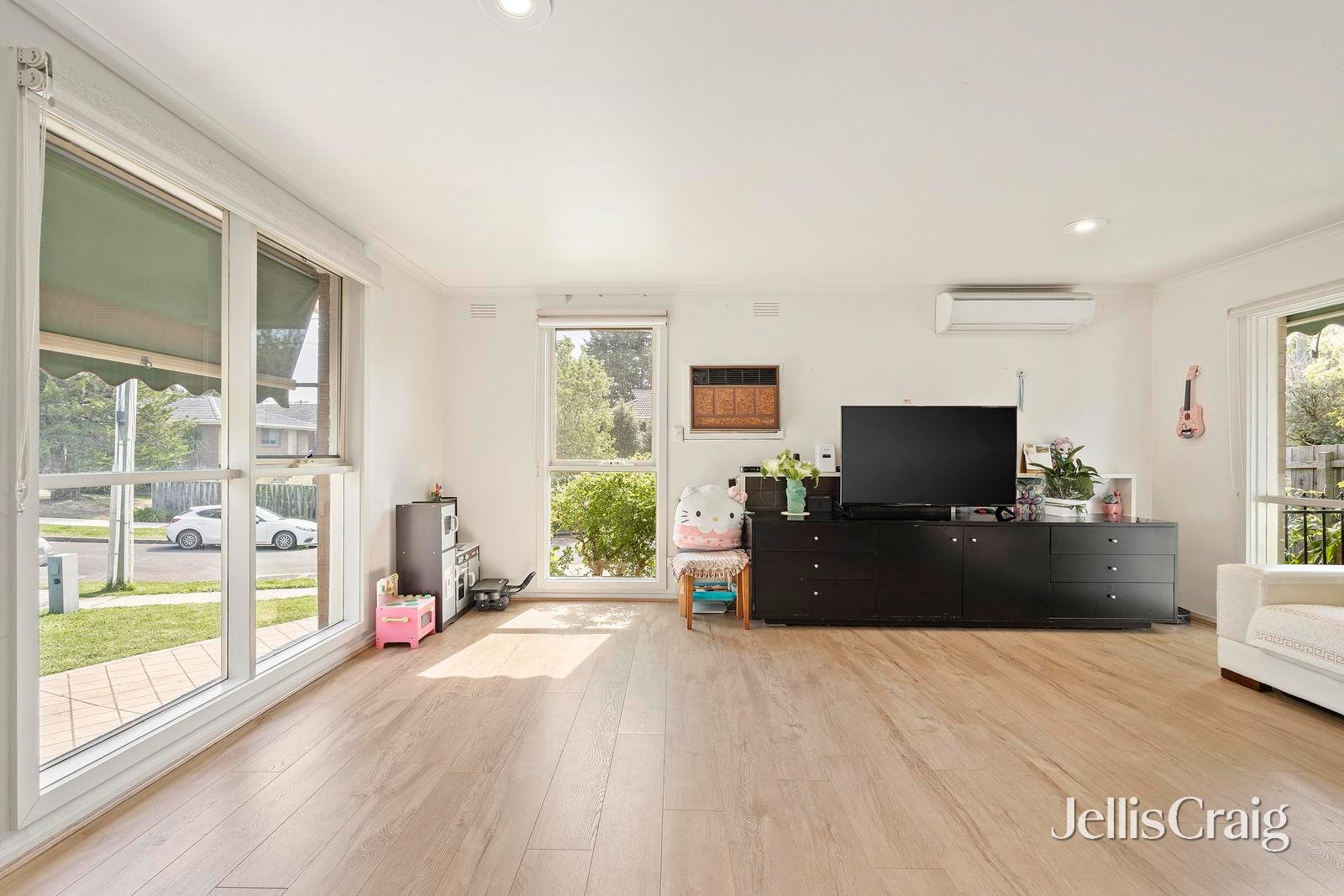 27 Worthing Avenue, Doncaster East image 4