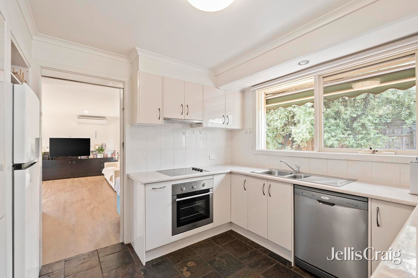 27 Worthing Avenue, Doncaster East image 6