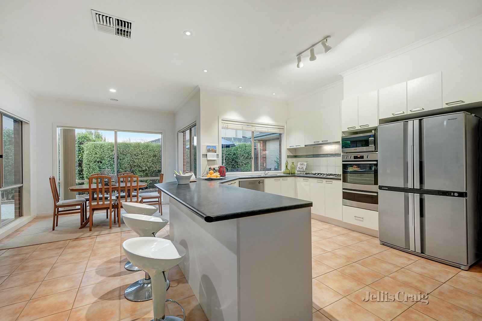 27 Yertchuk Avenue, Ashwood image 3