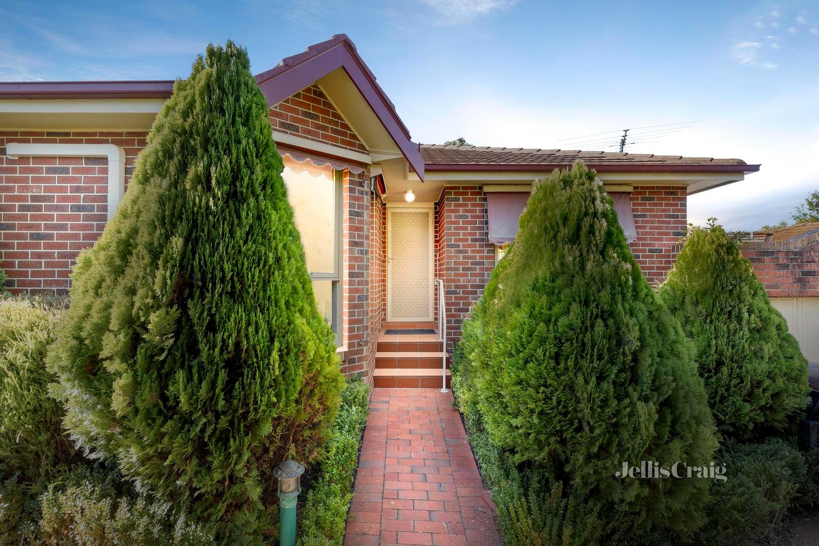 2/70 Nell Street, Greensborough image 1