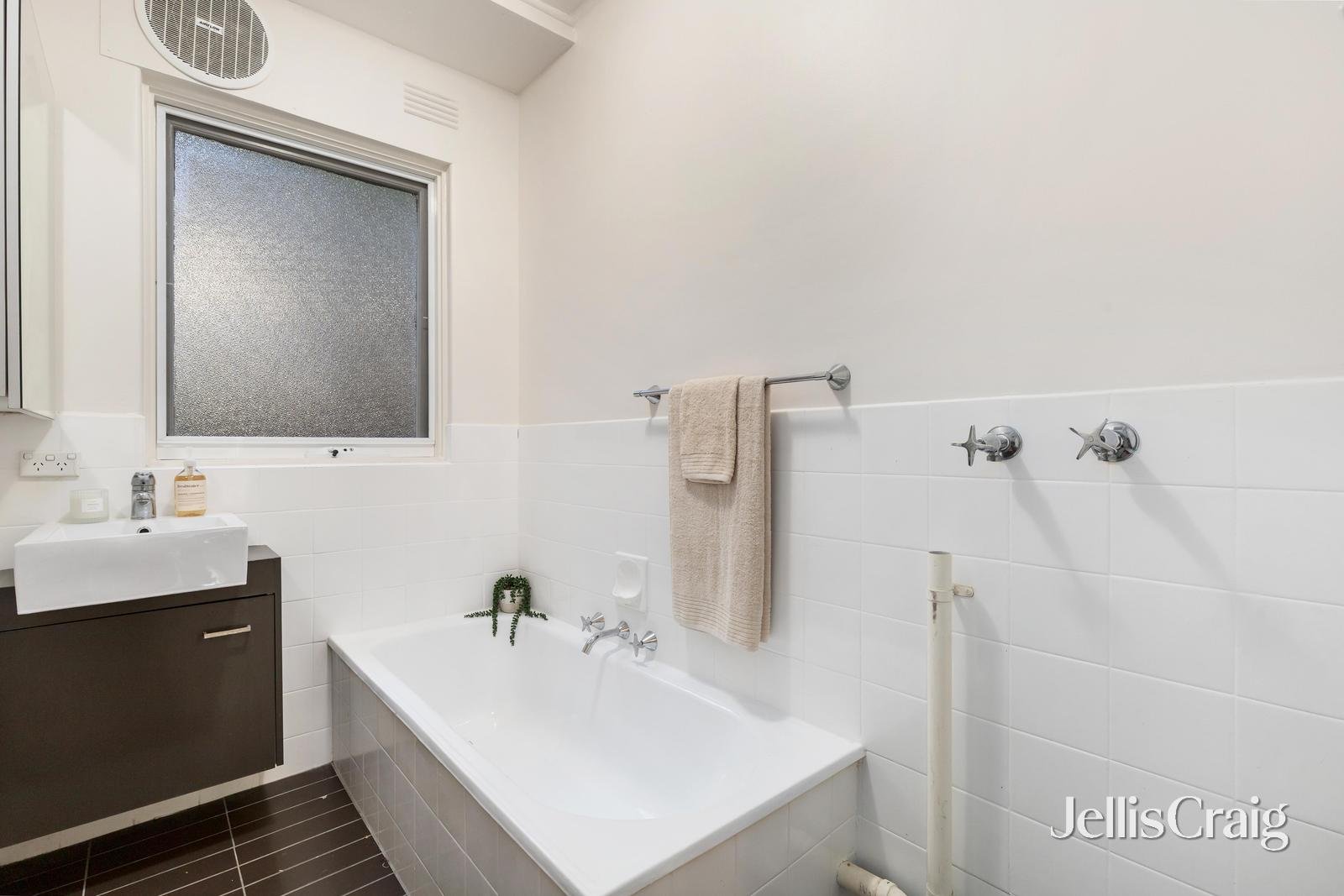 2/70a Wattle Road, Hawthorn image 7
