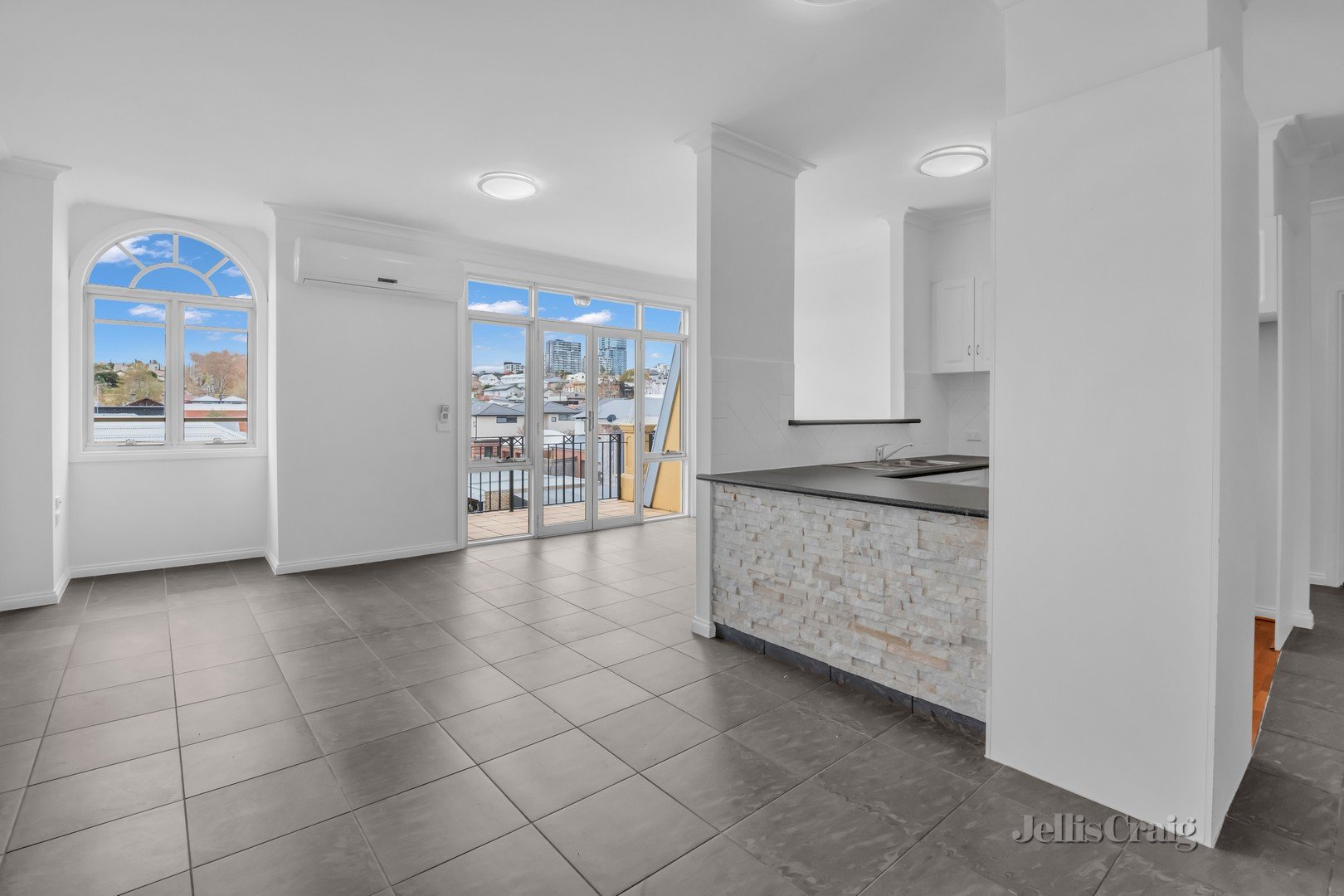 27/128 Maribyrnong Road, Moonee Ponds image 1