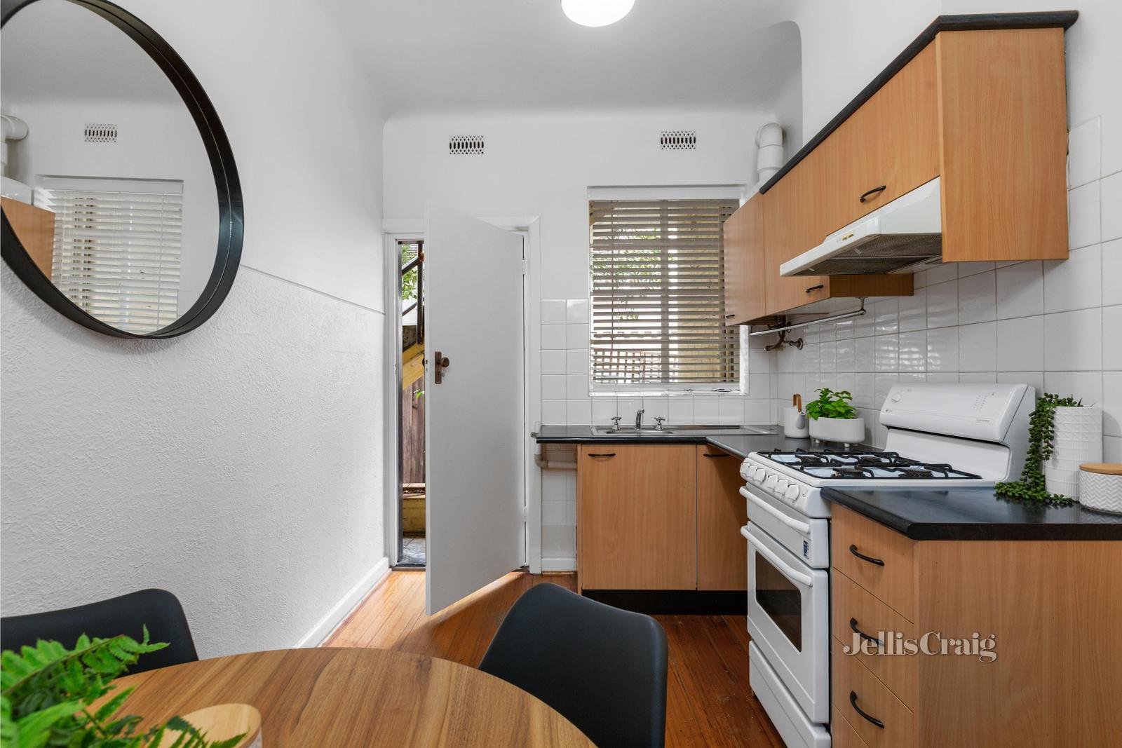 2/74 Canterbury Road, Toorak image 4