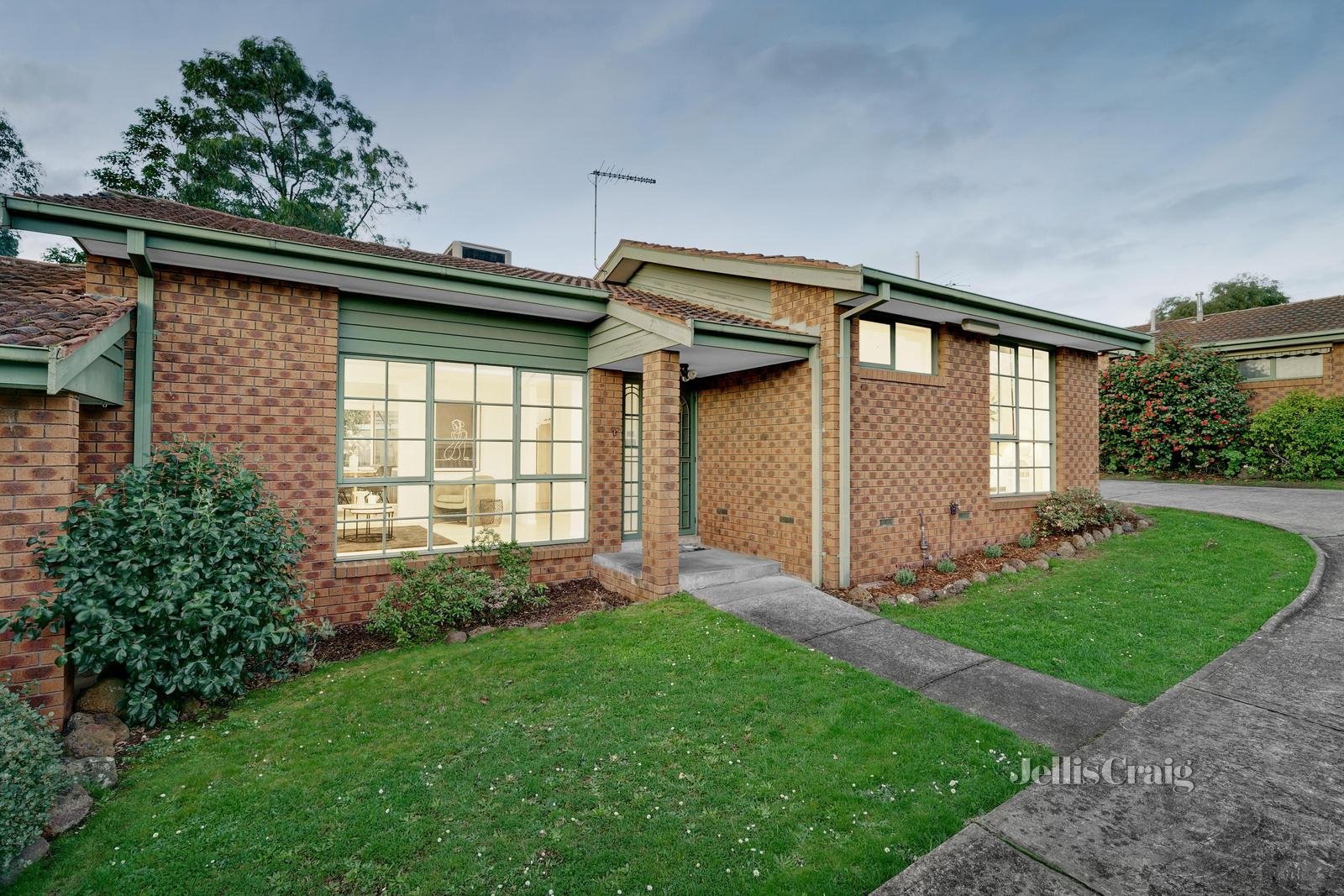 2/75 Ferguson Street, Macleod image 1