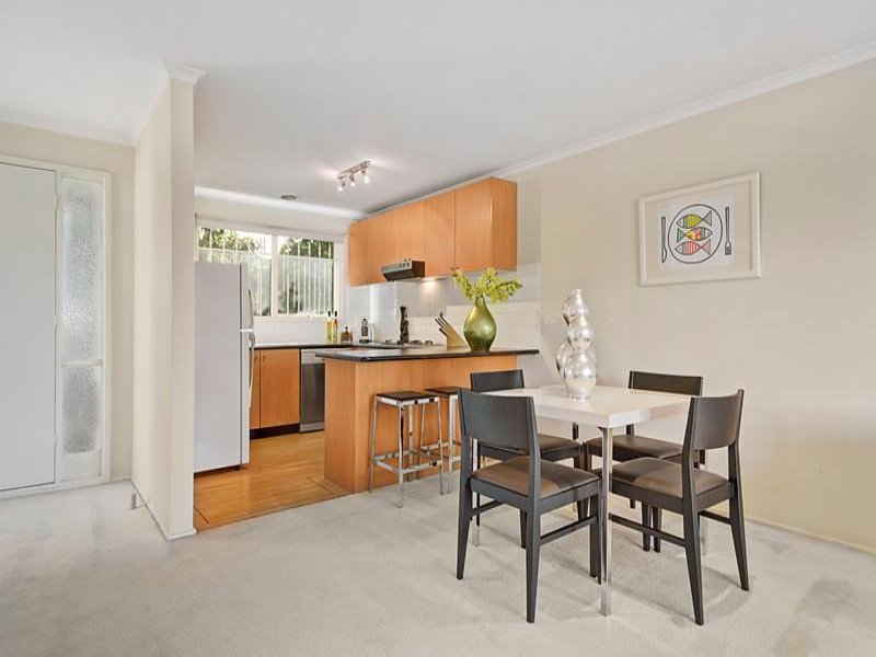 2/77 Harp Road, Kew East image 2