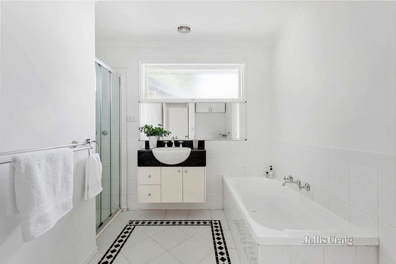 2/77 Harp Road, Kew East image 4