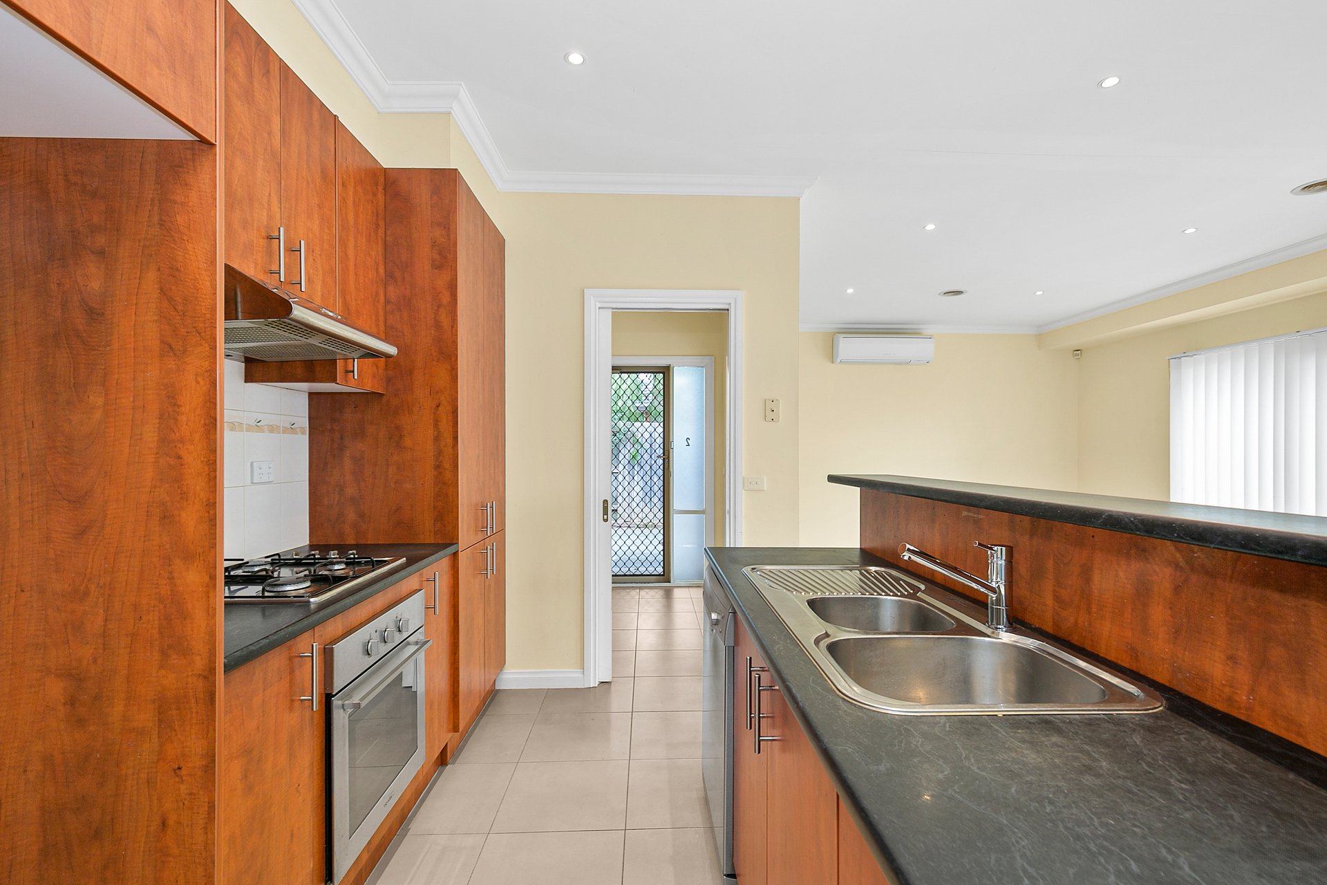 2/78 Robinlee Avenue, Burwood East image 3