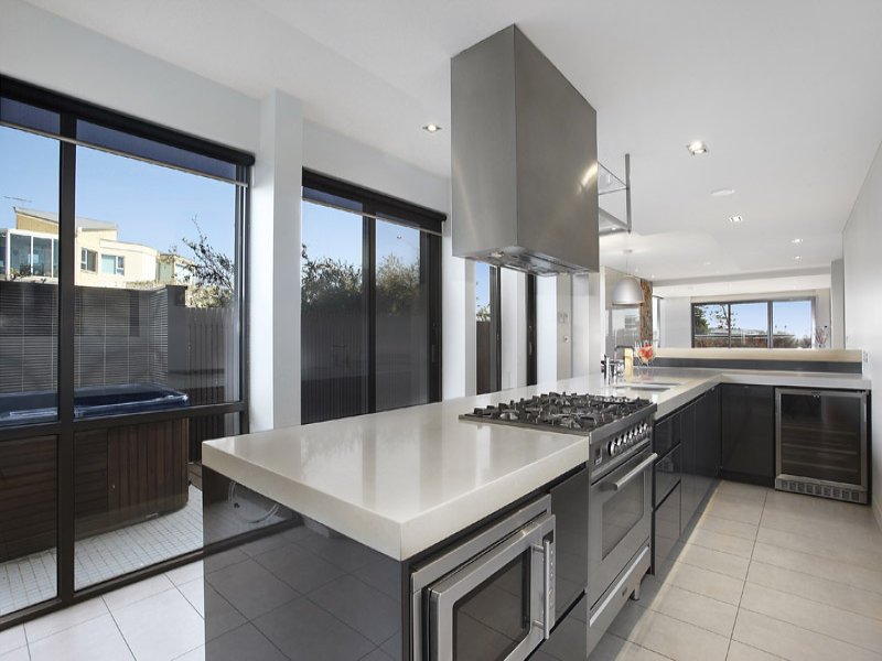 2/79 Marine Parade, Elwood image 3