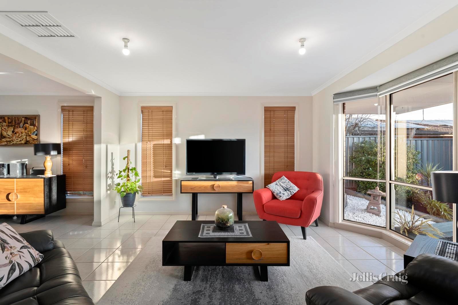 2/8 Akoonah Close, Donvale image 2