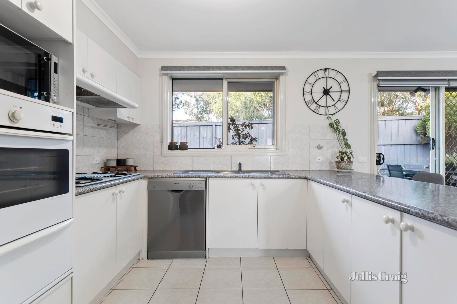 2/8 Akoonah Close, Donvale image 6