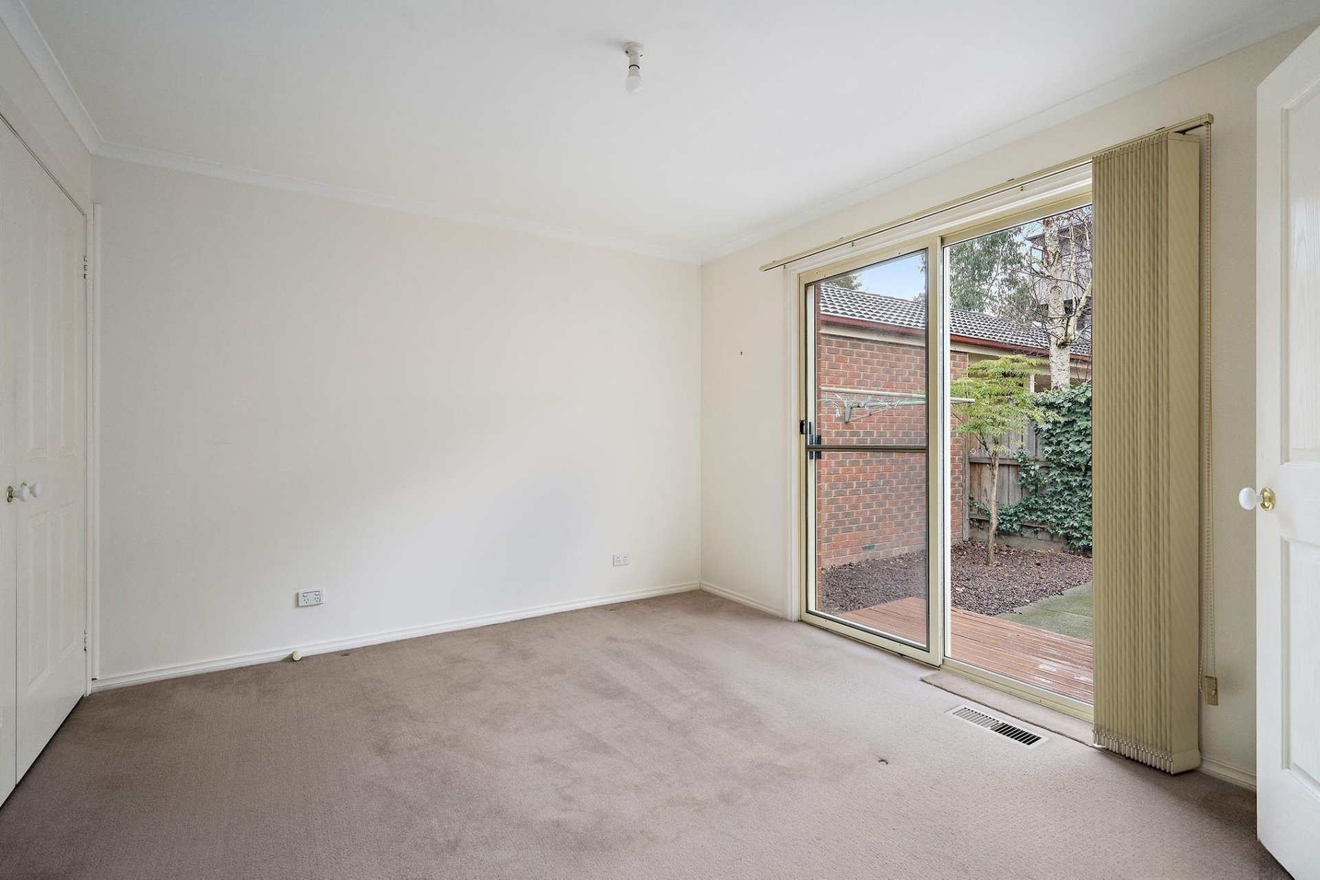 2/8 Alfrick Road, Croydon image 5