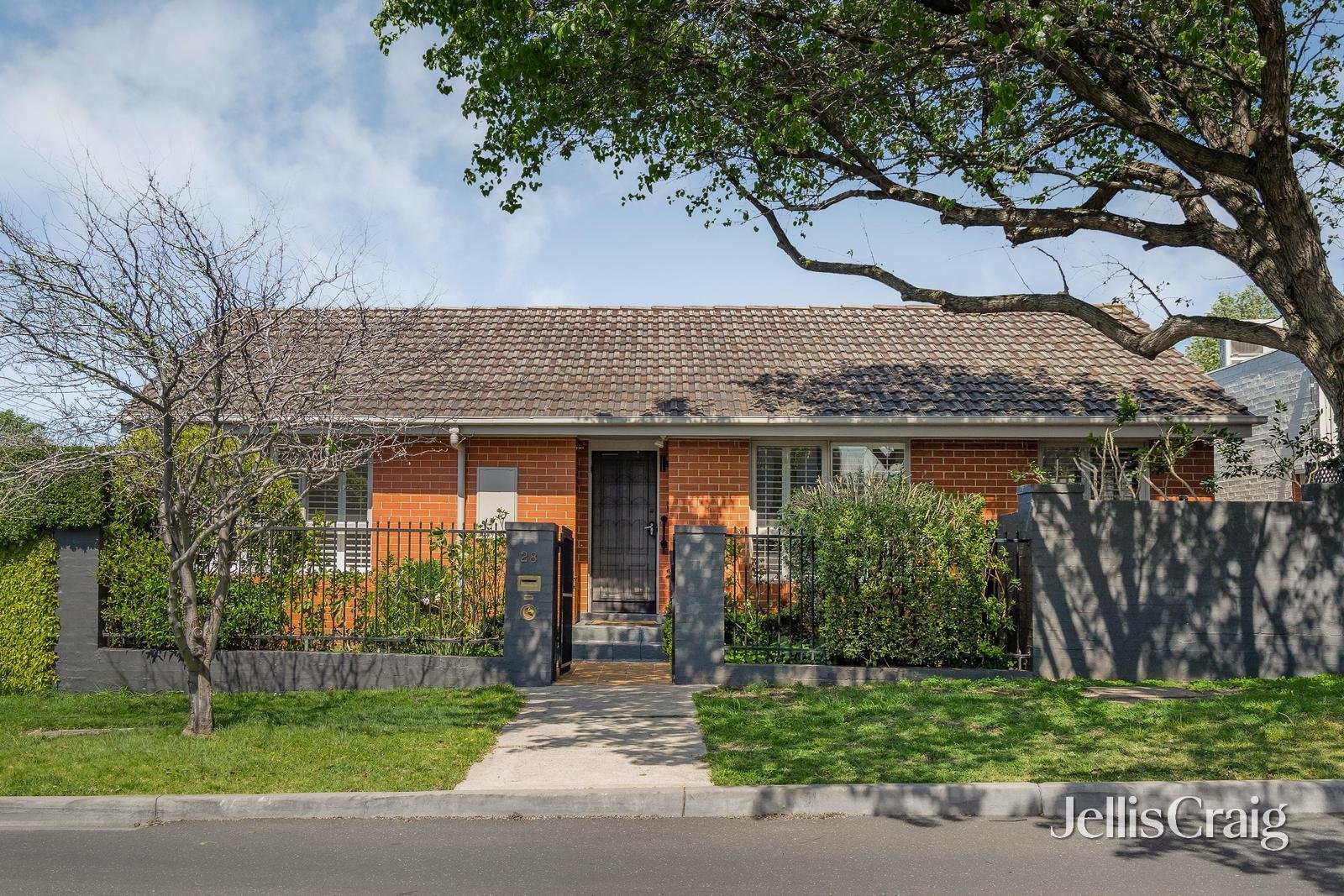 28 Ashley Grove, Malvern image 1