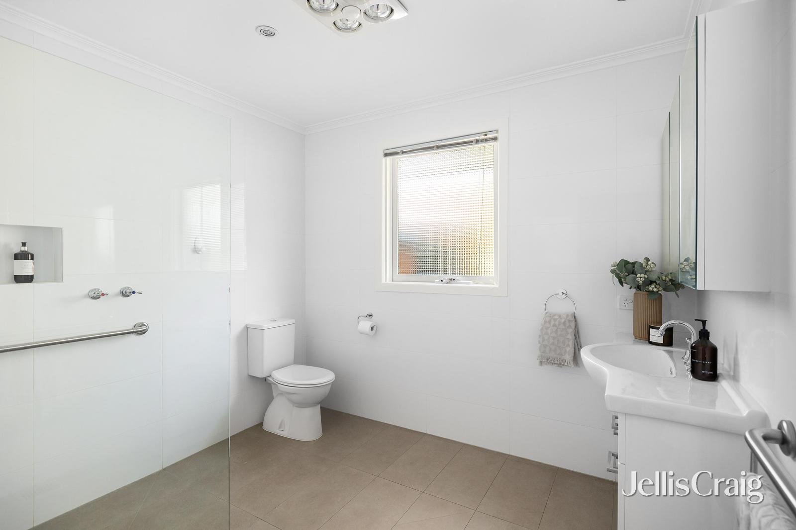 28 Ashley Grove, Malvern image 6