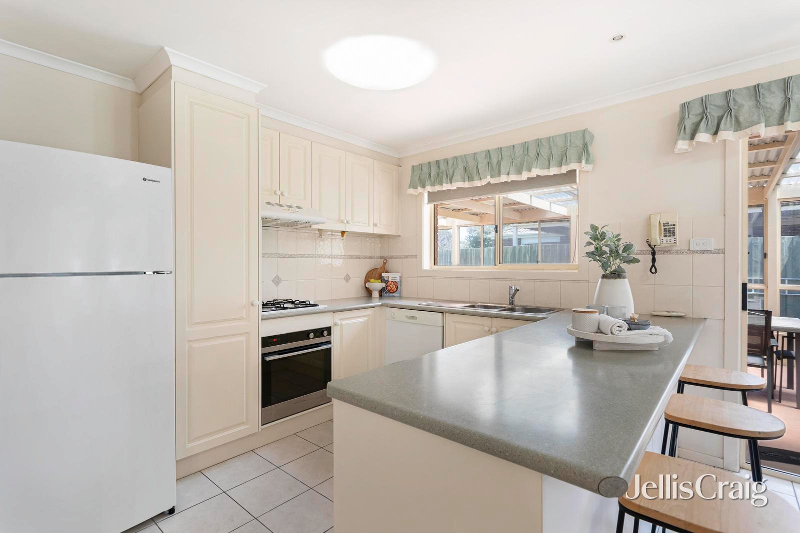 28 Bushlark Drive, Carrum Downs image 4