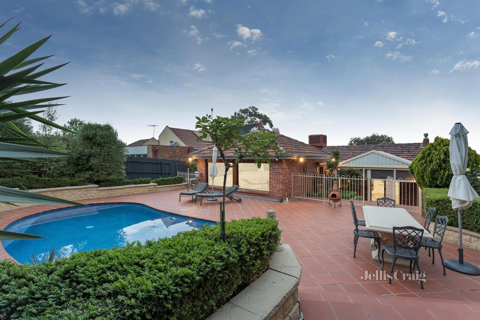 28 Charteris Drive, Ivanhoe East image 2