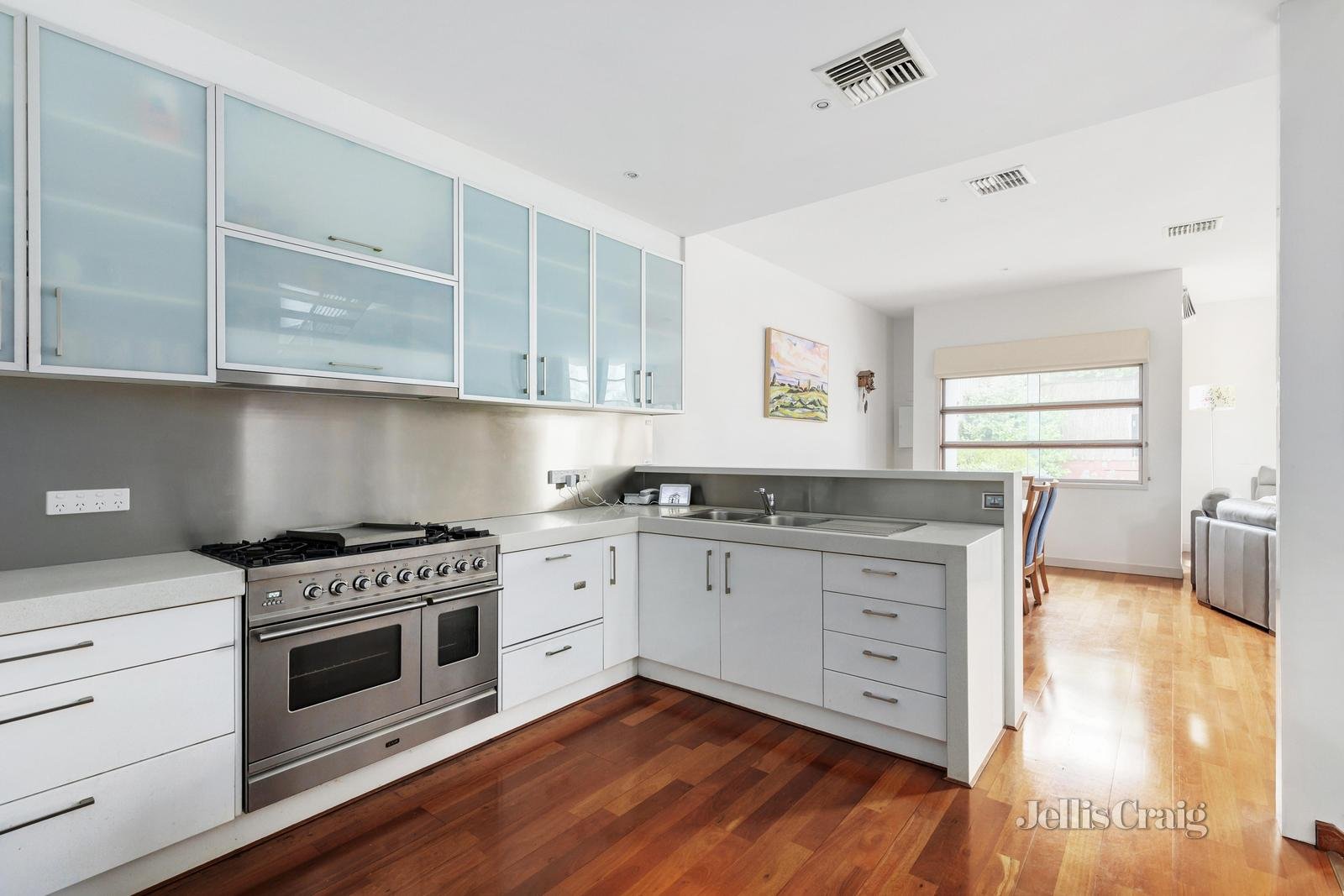 2/8 Clifton Road, Hawthorn East image 2