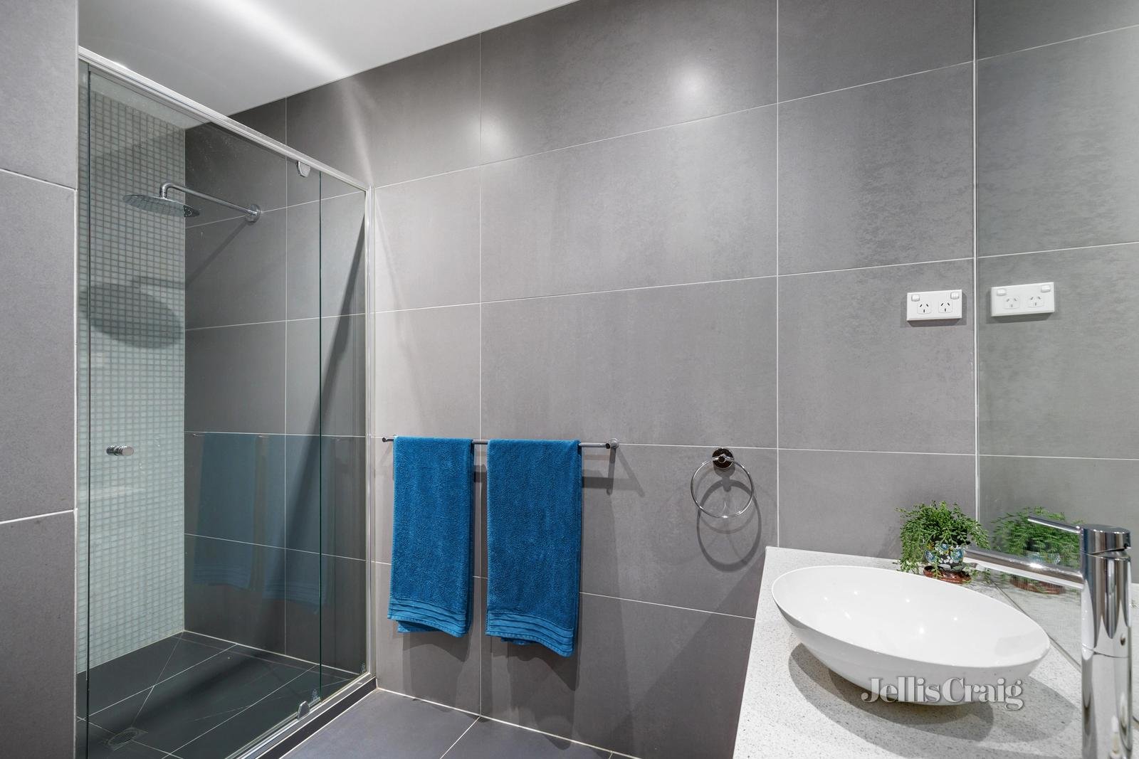 2/8 Clifton Road, Hawthorn East image 5
