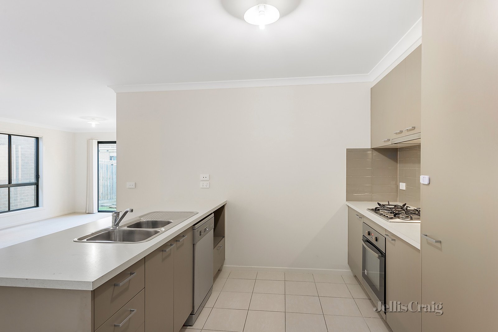 28 Cortland Street, Doreen image 2