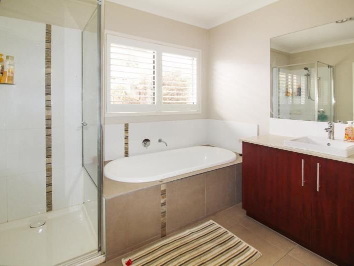 28 Curtain Drive, Leopold image 10