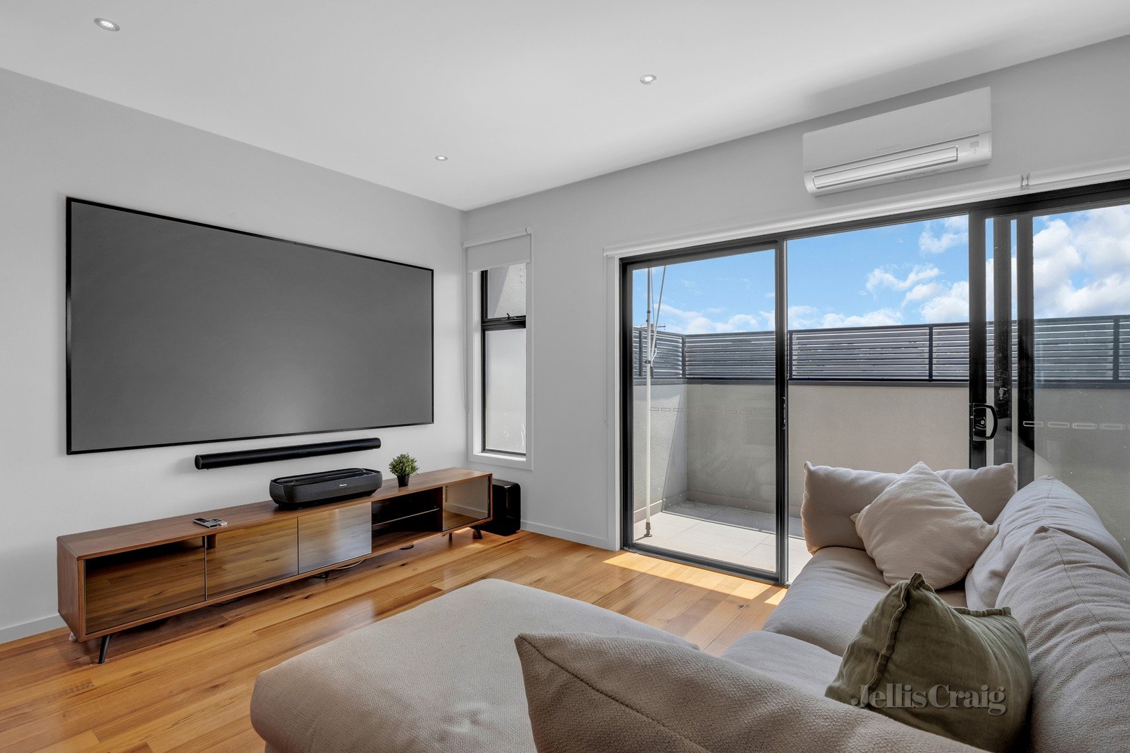 2/8 De Carle Street, Brunswick image 2