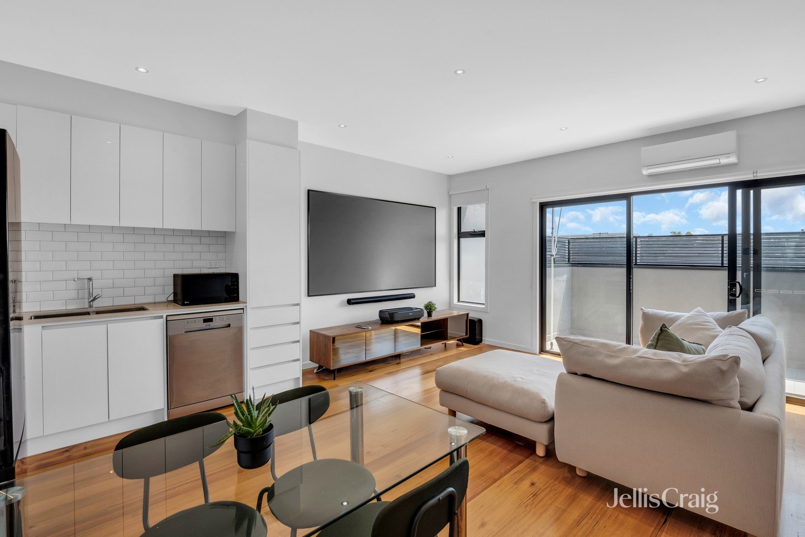 2/8 De Carle Street, Brunswick image 3