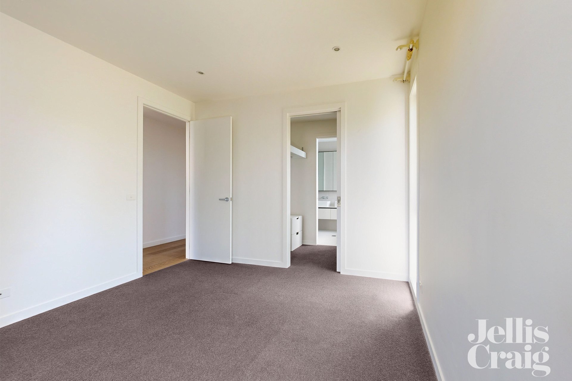 28 Ellsworth Crescent, Camberwell image 6